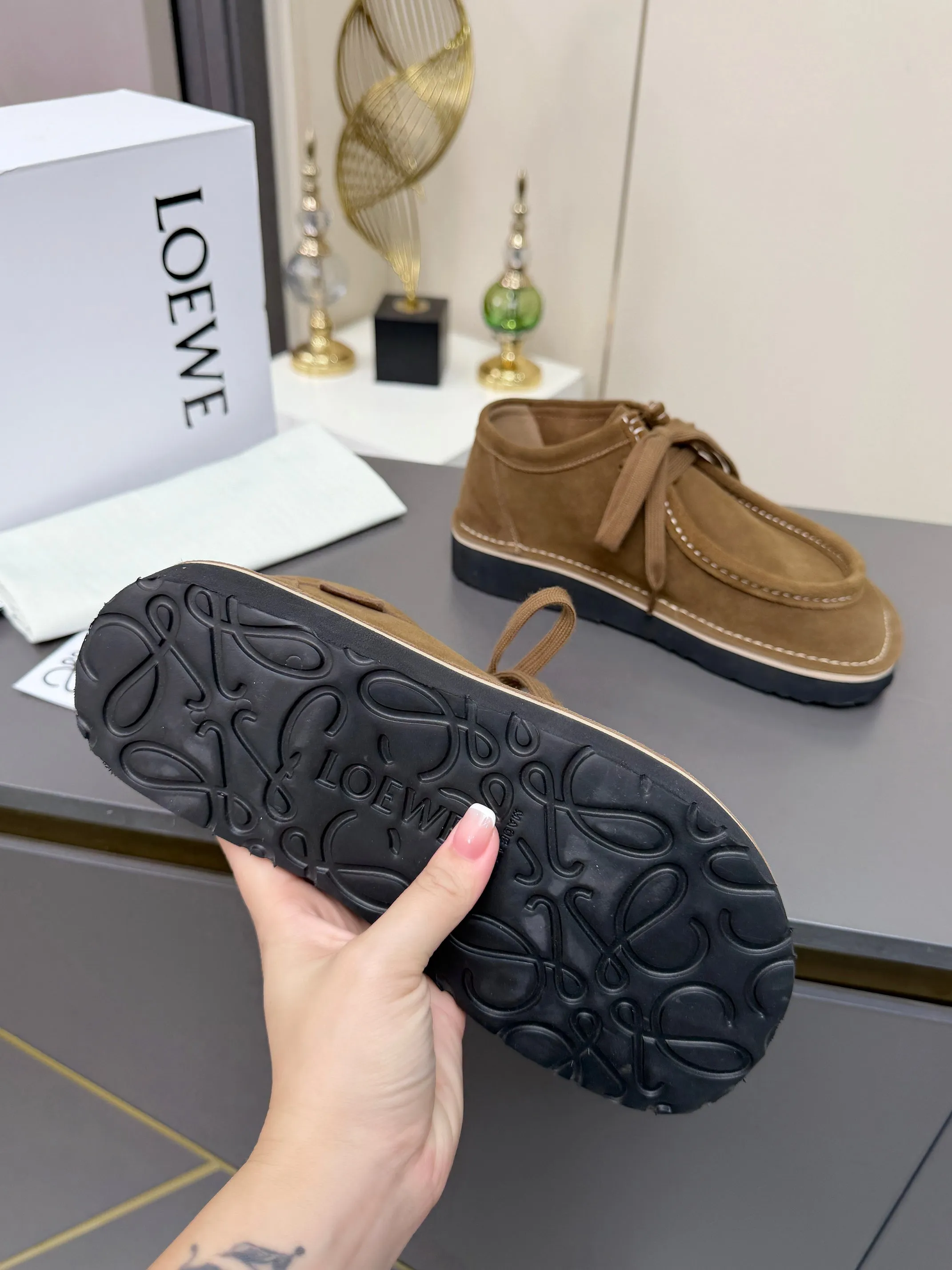 👟👟Ex-factory price 560👟👟 LOEWE·Loewe's latest kangaroo shoes, split cow leather, suede cow leather, thick-soled lace-up casual shoes, lace-up retro British style, from design to texture, allowing you to easily have a high-end luxury wearing experience. The upper is made of imported high-mercerized smooth cow suede. The delicate texture has a natural velvet-like sheen. Every inch exudes low-key sophistication. It is matched with the light-feeling EVA foam outsole. The 3-centimeter heel height is just right. It not only quietly elongates the body shape, but also brings the comfort of walking on the ground! The original version was purchased and developed, and the details are well handled. It is worth owning. It has a unique fashionable and trend-leading style. It is highly recommended to stock up. The shoe style is great, the leather is soft and comfortable, very comfortable on the feet and easy to match. ✦Fabric: imported high mercerized cowhide ✦Lining: no lining ✦Outsole: original EVA foam outsole ✦Number of sizes: women's size: 35#-40# (TT)